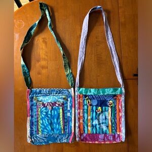 Crossbody fun bags, cute buttons nice details, zipper at top